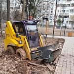 Вчера мини-трактор не вписался в поворот Беличьего парка, разворотил газон, побуксовал и сам уже выбраться не смог.