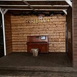 Расстроенное пианино у ДДЮТа привлекает внимание прохожих