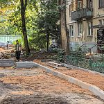 На ул. Парковая 8,6 проходят работы по обновлению асфальтового покрытия