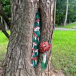 Маленькие картины украшающие деревья