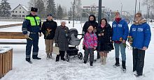 Сотрудники Госавтоинспекции МУ МВД и активисты города поздравили жителей с предстоящим Днём матери