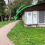 Сделали крышу и снег сошел на тротуар весной