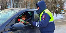 Сотрудники Госавтоинспекции провели акцию «Цветы для автоледи!»