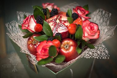 Букет из фруктов «Страстная ягодка»