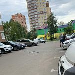 На ул. Советской д.2 на припаркованный автомобиль упало окно