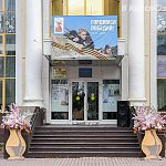 Окна и фасады некоторых городских учреждении и жилых домов уже начали оформлять ко Дню Победы