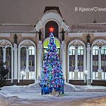 Последняя оставшаяся ёлочка, которая всё ещё сверкает для краснознаменцев по вечерам