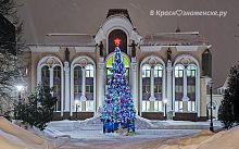 Последняя оставшаяся ёлочка, которая всё ещё сверкает для краснознаменцев по вечерам