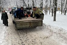 Сколько еще будут лопатами сгребать с бортовой Газели соль в неимоверных количествах?