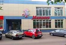 Ходит какой-то психопат возле Маринки дёргал у нас дверь и лежал под машиной мужчины показывал язык! Будьте внимательны.