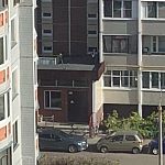 В 13:00 на крыше 1-ого подъезда дома Шлыкова 5а три пацана выкидывали мусор, палки на тротуар и припаркованные машины.