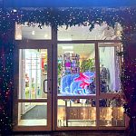 Многие магазины города уже успели украсить свои витрины, создавая новогоднее настроение