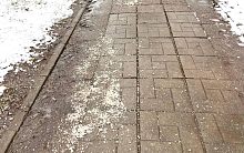 Только выпал снег, а под ногами уже звучит хруст реагентов