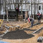 По адресу ул. Октябрьская 5, идёт обустройство тротуарной зоны