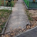 Выход с детской площадки на основную пешеходную дорожку выполнен безобразно и далеко не безопасно!
