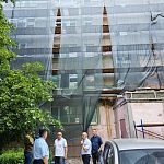 Глава города проверил ход работ по капитальному ремонту дома на пр. Мира 12