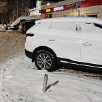 Опасный столбик возле магнита на Октябрьской
