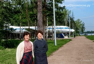 На фоне самолета