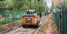 Рядом с детским садом «Золотая рыбка» идут работы по обновлению тротуара