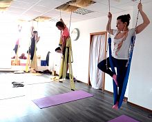 Йога в гамаках