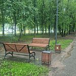 На улице Победы заменили лавочки и урны