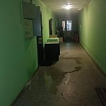На Строителей 3/2 рванула пожарная труба на крыше после ремонта кровли, затопило несколько этажей.