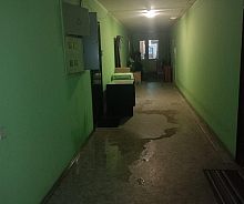 На Строителей 3/2 рванула пожарная труба на крыше после ремонта кровли, затопило несколько этажей.