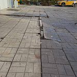 Около Дикси сильно износилась плитка — Краснознаменск