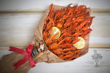 Мужской букет из мелких волжских раков и перчика чили.