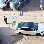 Металлическая кровля дома по ул. Победы 21, упала на автомобили