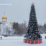 Вот такая нарядная ёлочка теперь стоит на площади Ленина