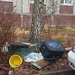 Уже месяц лежит этот мусор за домом Гагарина 13