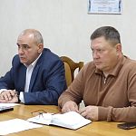 О праздниках на еженедельном совещании 