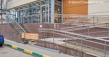 На входе в ТЦ "Орбита" в очередной раз меняют плитку