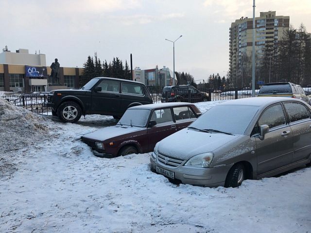 Куда девать Ниву, все занято вросшими машинами
