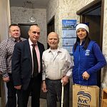 Владимир Пирогов и партактив «Единой России» поздравили Михаила Александровича Красова с наступающим праздником