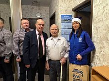 Владимир Пирогов и партактив «Единой России» поздравили Михаила Александровича Красова с наступающим праздником