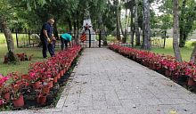 Высадка цветов в парке Беличий
