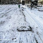 Погрузчик у пушек испортил таблички с годами ВОВ