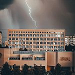 В жительницу Краснознаменска попало молнией