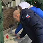 9 декабря в честь Дня Героев Отечества начались торжественные возложения к мемориальным доскам героев, погибших при защите Родины