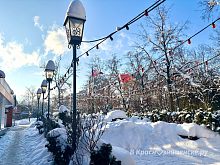 Под сиянием солнца зимняя сказка оживает