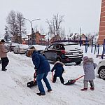 Жители продолжают самостоятельно очищать дворы от снежных завалов