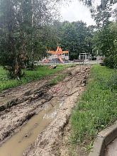 Приведите в порядок территорию вокруг детской площадки