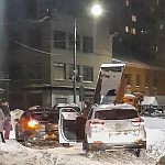 На Связистах КАМАЗ зацепил провода открытым кузовом, пробка, ищите пути объезда.