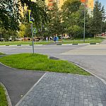 «Дизайнерское» решение сделать газон заставляет людей прыгать через бордюр или выходить навстречу потоку машин