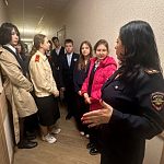 Сотрудники Отдела полиции №1 МУ МВД России «Власиха» провели День открытых дверей для учащихся старших классов одной из школ городского округа Краснознаменск
