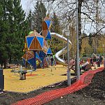 Новая детская площадка в городском парке — Краснознаменск