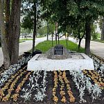 Город продолжают украшать цветочными композициями.