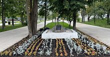Город продолжают украшать цветочными композициями.